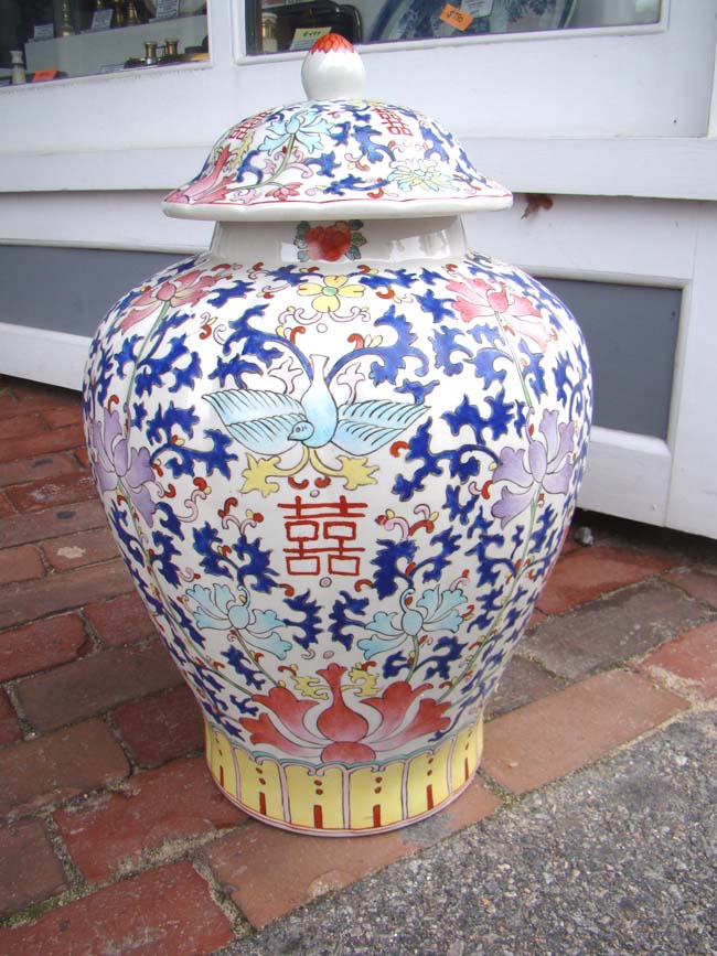 A beautiful large Chinese covered jar, 20th century